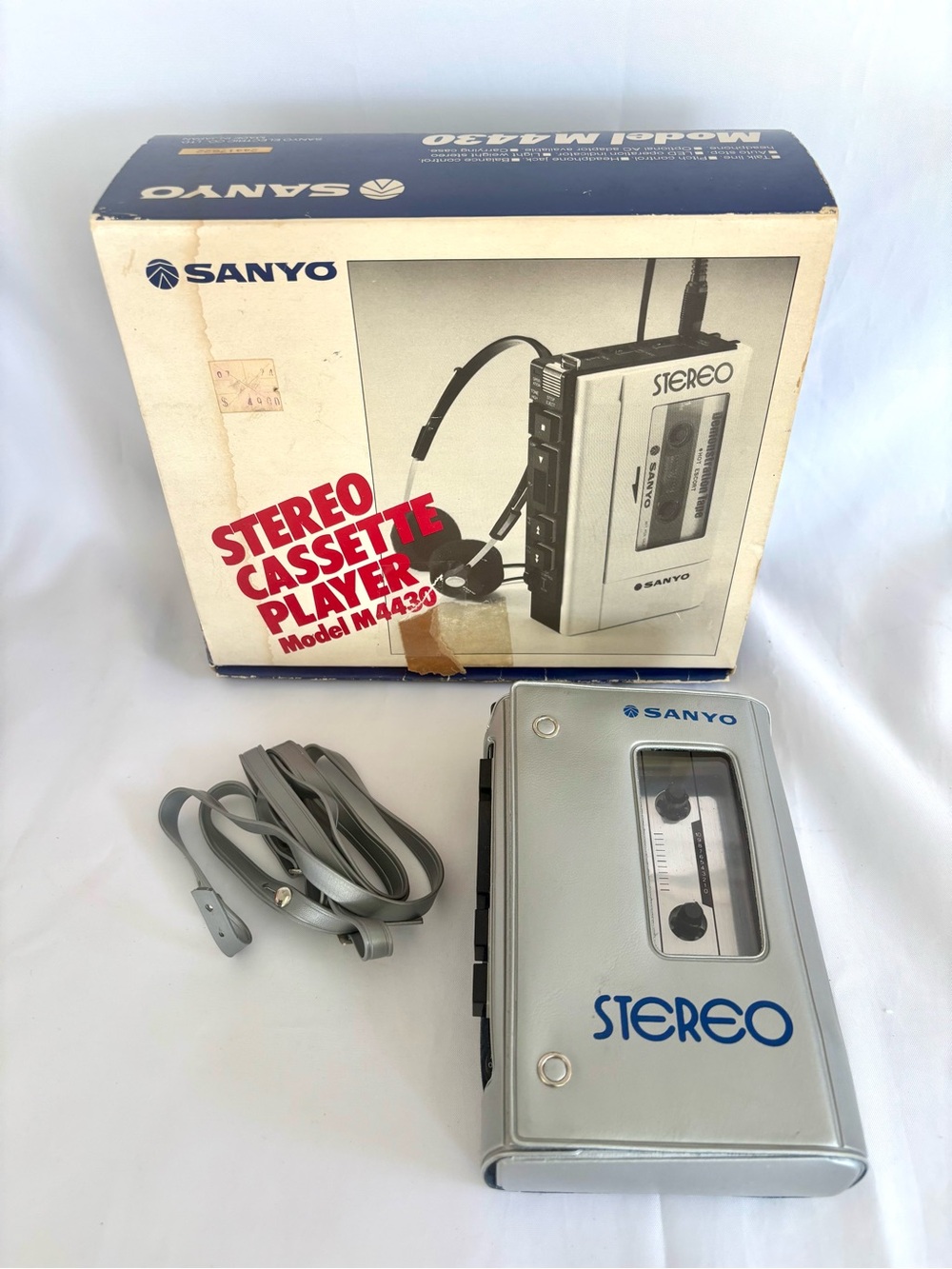 SANYO Stereo Portable Cassette Player M4430 Pitch Control White/Silver w/ Case